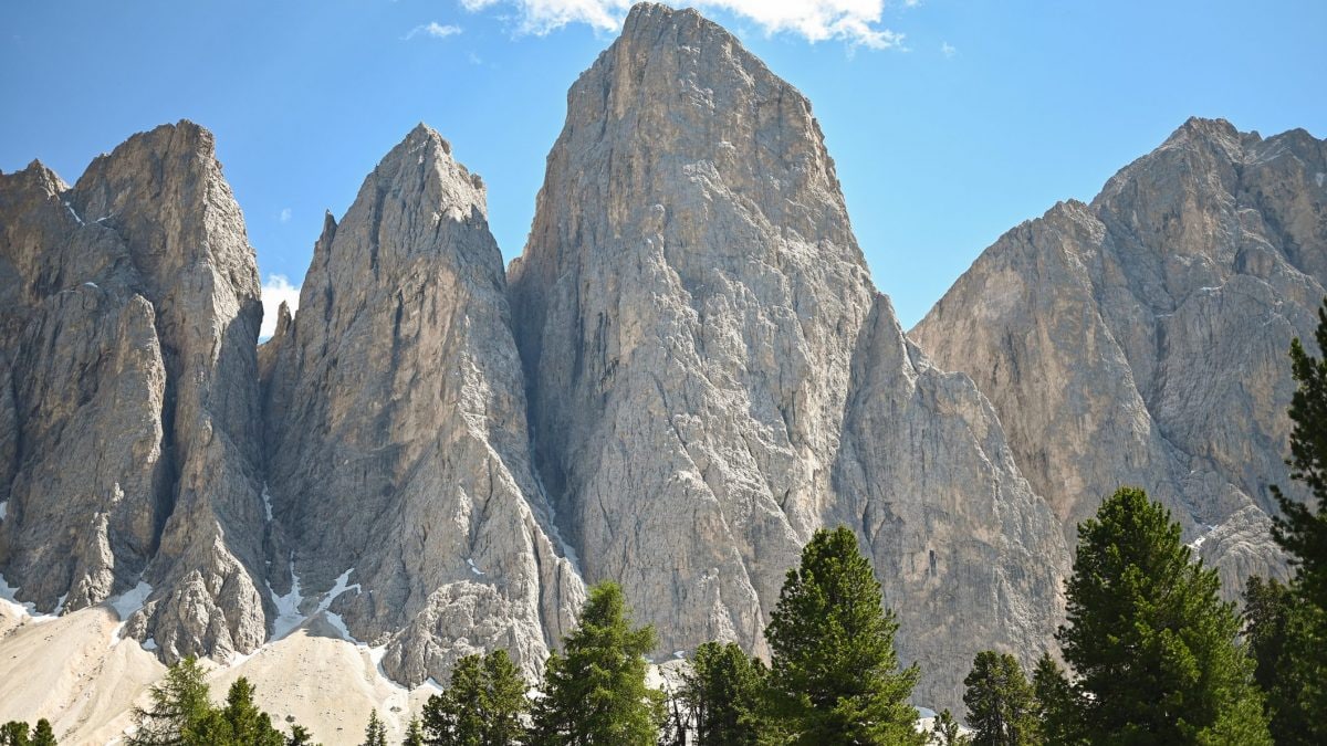 Le Dolomiti sono formate in gran parte da dolomite, un minerale la cui formazione è rimasta un mistero per oltre due secoli.