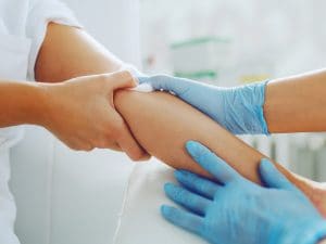 Test del sangue può prevedere l’Alzheimer decenni prima dei sintomi: lo studio su Nature Communications