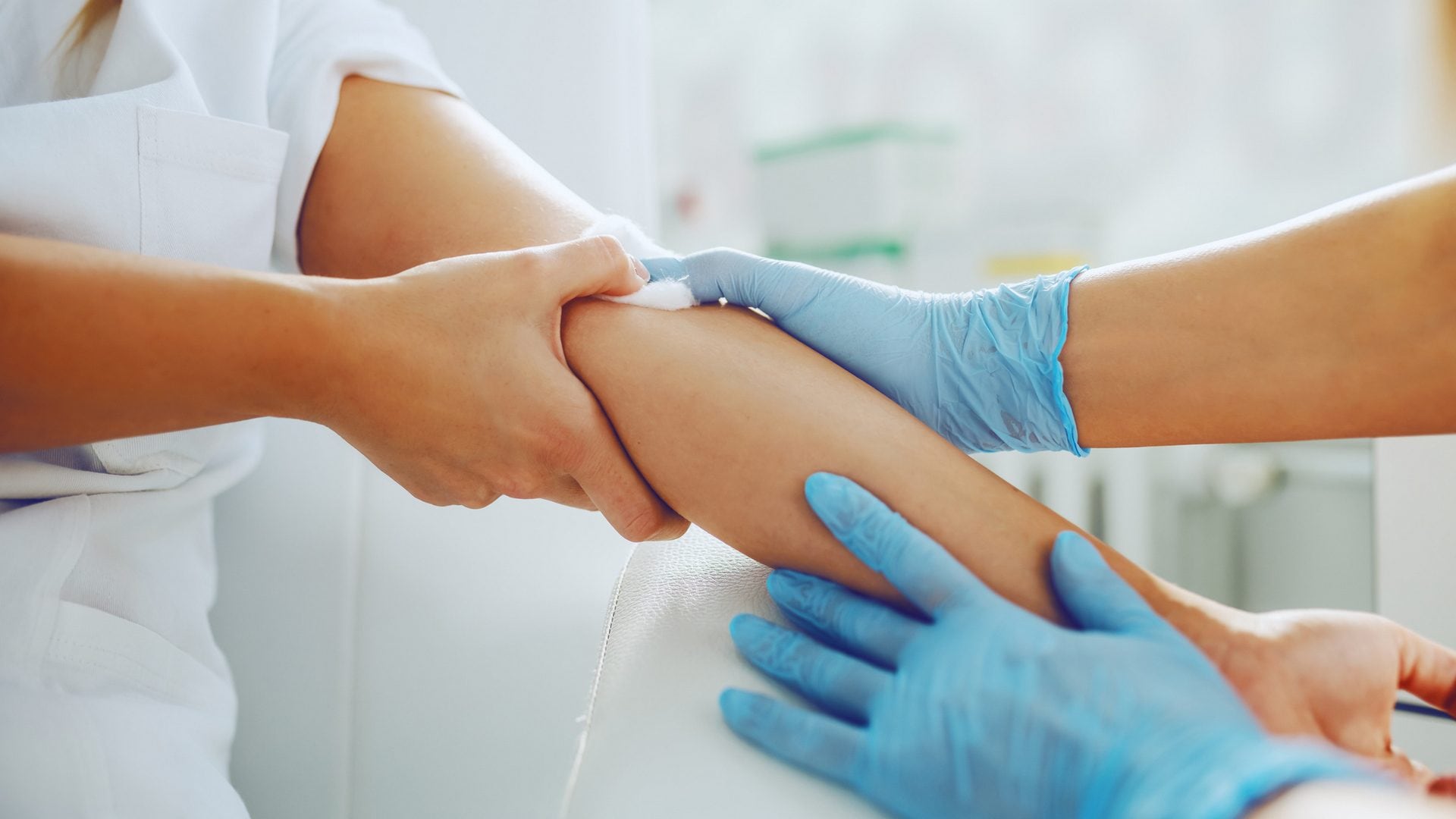 Test del sangue può prevedere l'Alzheimer decenni prima dei sintomi: lo studio su Nature Communications