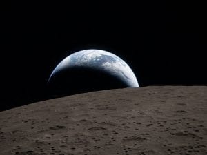 Artemis 2, la splendida foto della Terra che tramonta dietro la faccia nascosta della Luna resterà nella storia