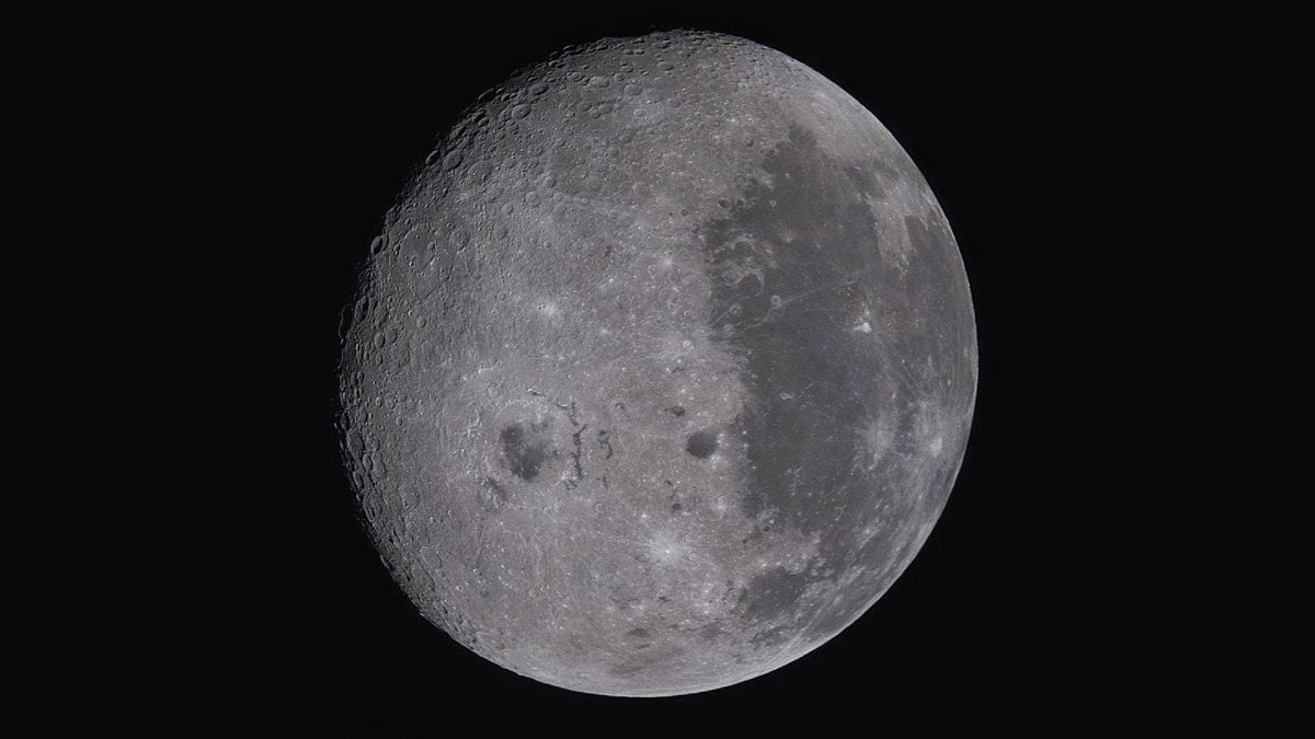 La Luna ripresa dagli astronauti a bordo della navetta Orion. Credit: NASA
