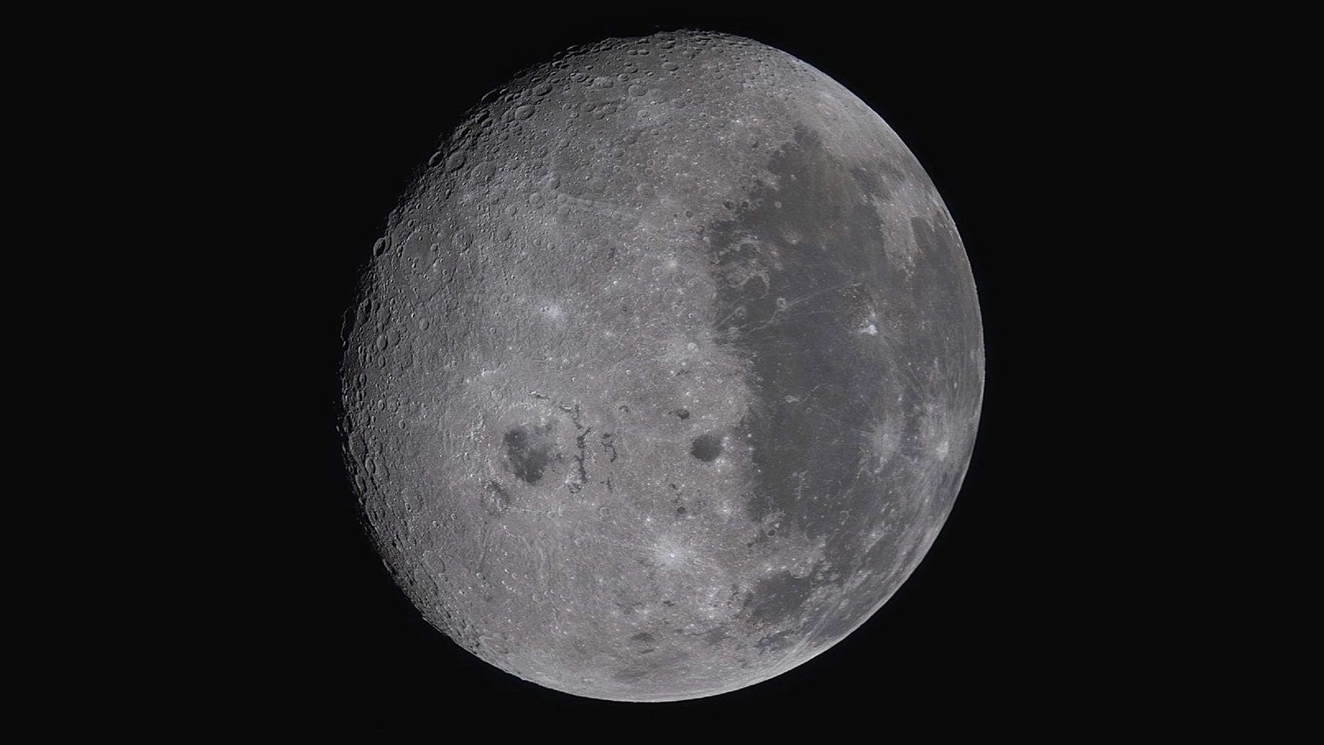 Artemis 2, durante il sorvolo la Luna colpita da 5 meteoroidi in un'ora: "La NASA ne conta 20 all'anno"