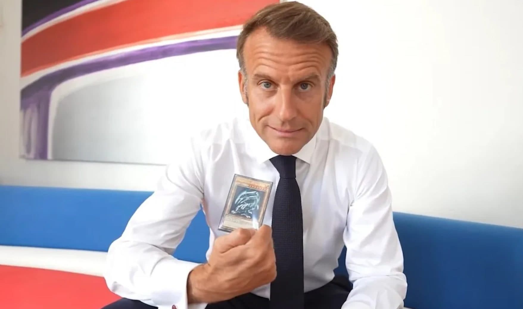 EMMANUEL MACRON | Qui ritratto con la carta donatagli da Konami per Yu–Gi–Oh! World Championship 2025.