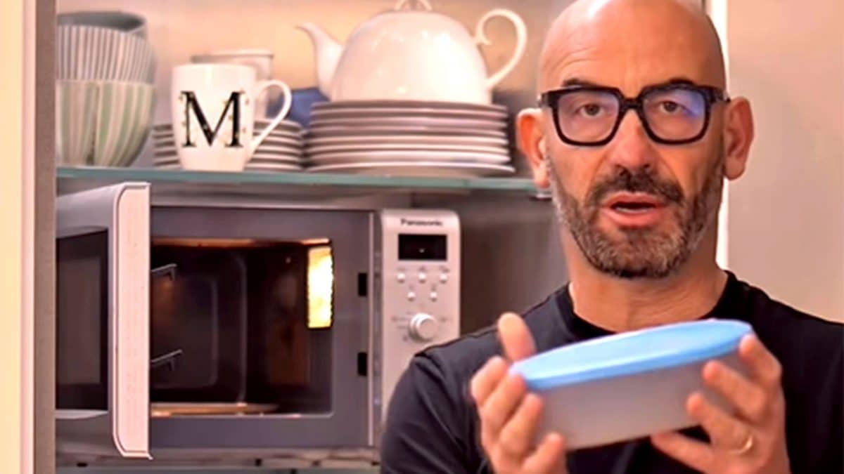 Matteo Bassetti nel video in cui commenta il rilascio di microplastiche dai contenitori usati nel microonde