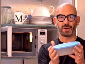 Contenitori di plastica nel microonde, Bassetti avverte: “Rilasciano miliardi di particelle nel cibo”