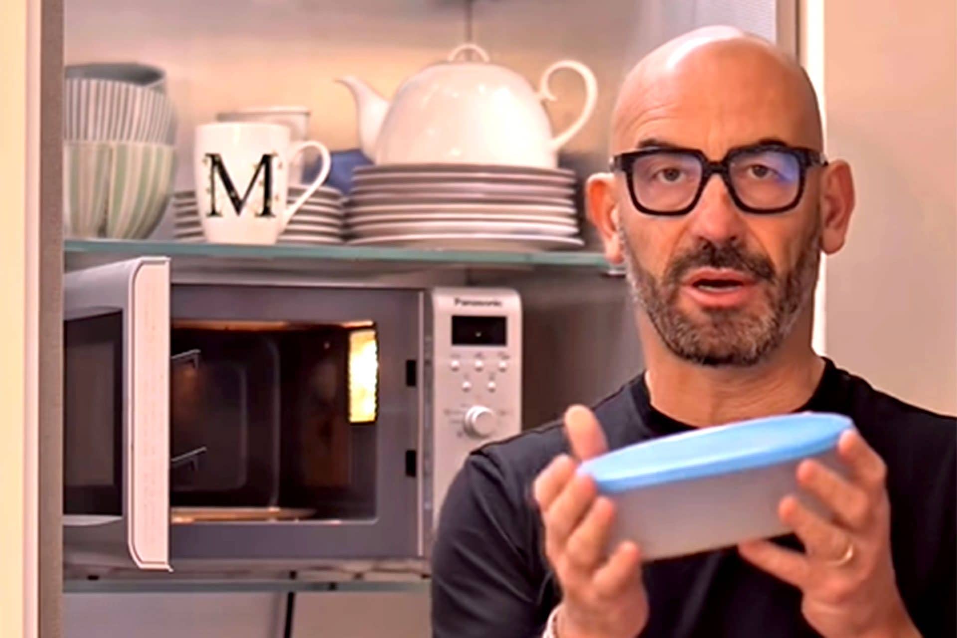 Contenitori di plastica nel microonde, Bassetti avverte: “Rilasciano miliardi di particelle nel cibo”