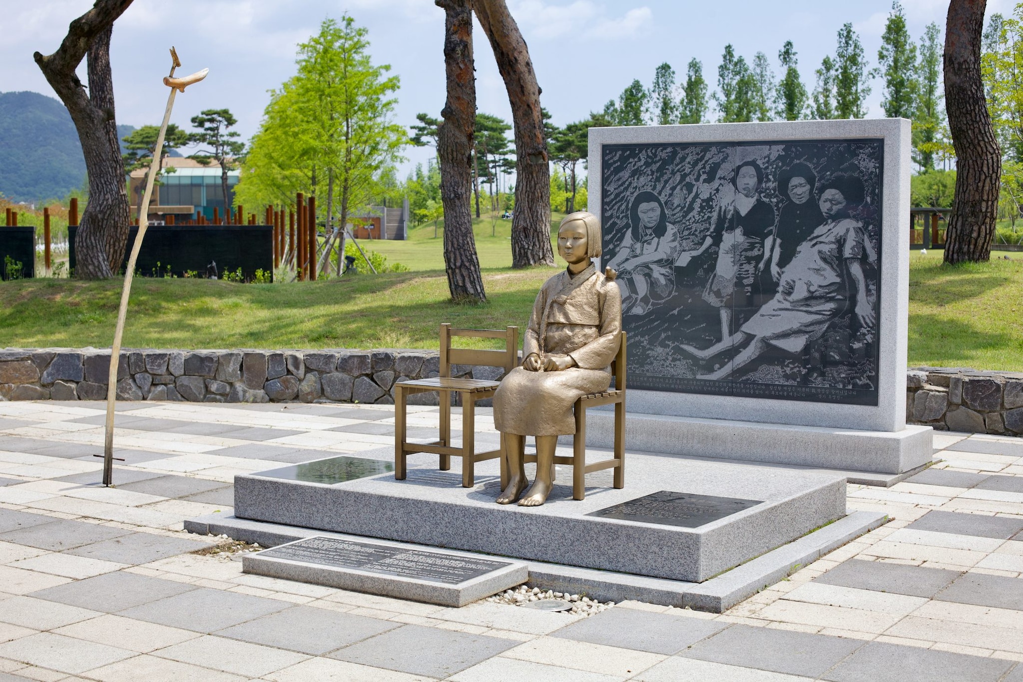 Una statua commemorativa, chiamata anche "Statua della Pace", che ricorda le donne di conforto coreane.