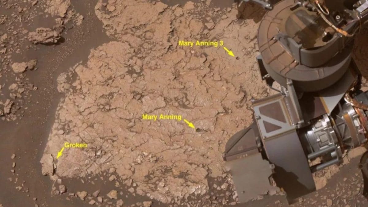 NASA | I tre fori realizzati dal rover Curiosity della NASA nella roccia marziana nella località rinominata "Mary Anning"