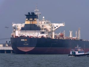Hormuz, la nuova strategia dell’Iran: transito permesso solo a navi “amiche” e pagamenti in cripto