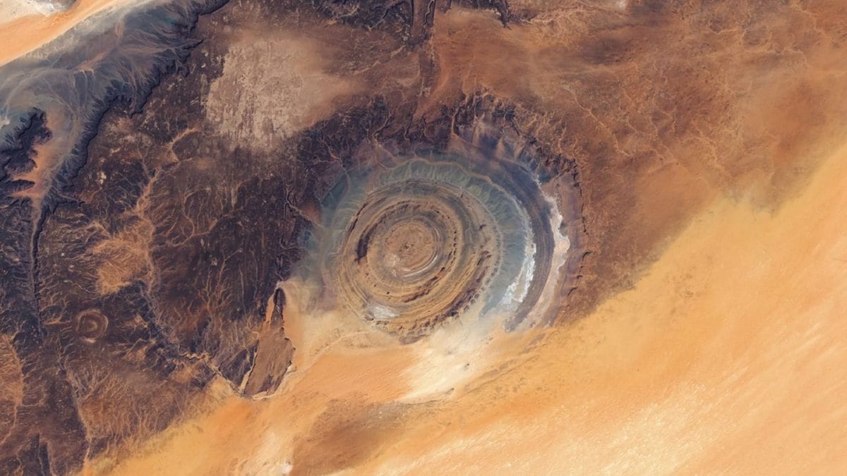 L’Occhio del Sahara nella nuova foto diffusa dalla NASA: un mosaico dei immagini catturate satelliti Landsat 9 e 8 (5–6 marzo 2026) che mostra la struttura circolare sull’altopiano della Mauritania. Crediti: NASA Earth Observatory / Lauren Dauphin