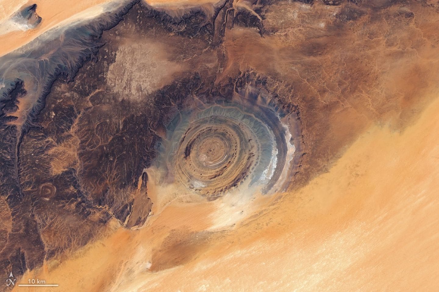Occhio del Sahara, nuova foto NASA: rivela i processi geologici della struttura visibile dallo spazio