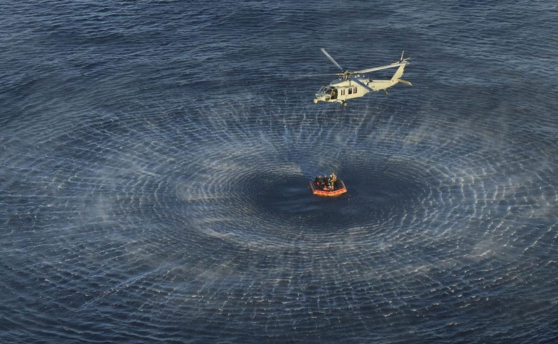 Elicottero della Marina degli Stati Uniti durante le operazioni di recupero degli astronauti della missione Artemis II. Credit: NASA