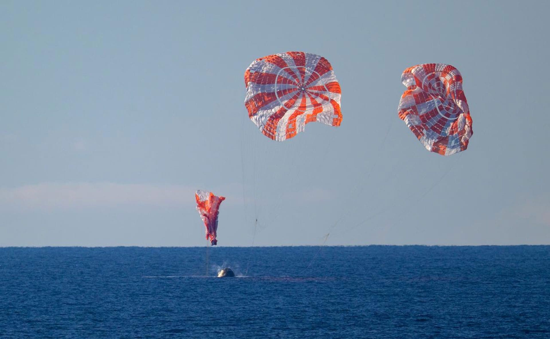 La capsula Orion della missione Artemis II con a bordo gli astronauti durante l’ammaraggio. Credit: NASA
