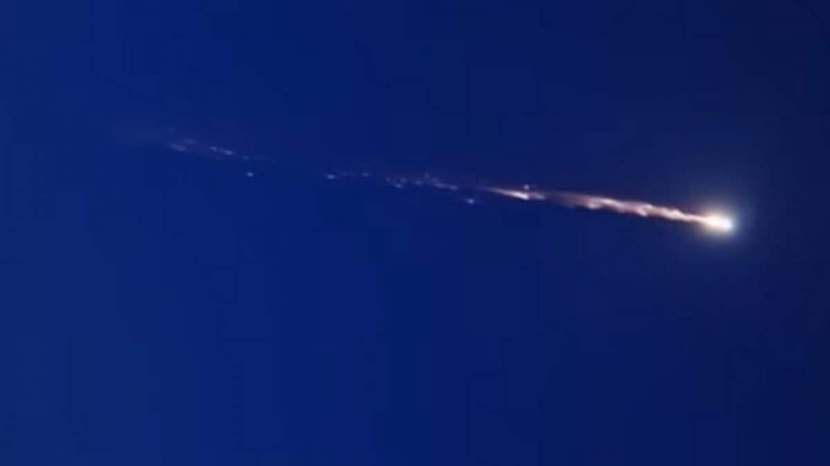 La spettacolare scia di detriti immortalata nel cielo d’Italia alle 05:44 del 13 aprile. Credit: Giuseppe Feniello/Facebook/Chi ha paura del buio