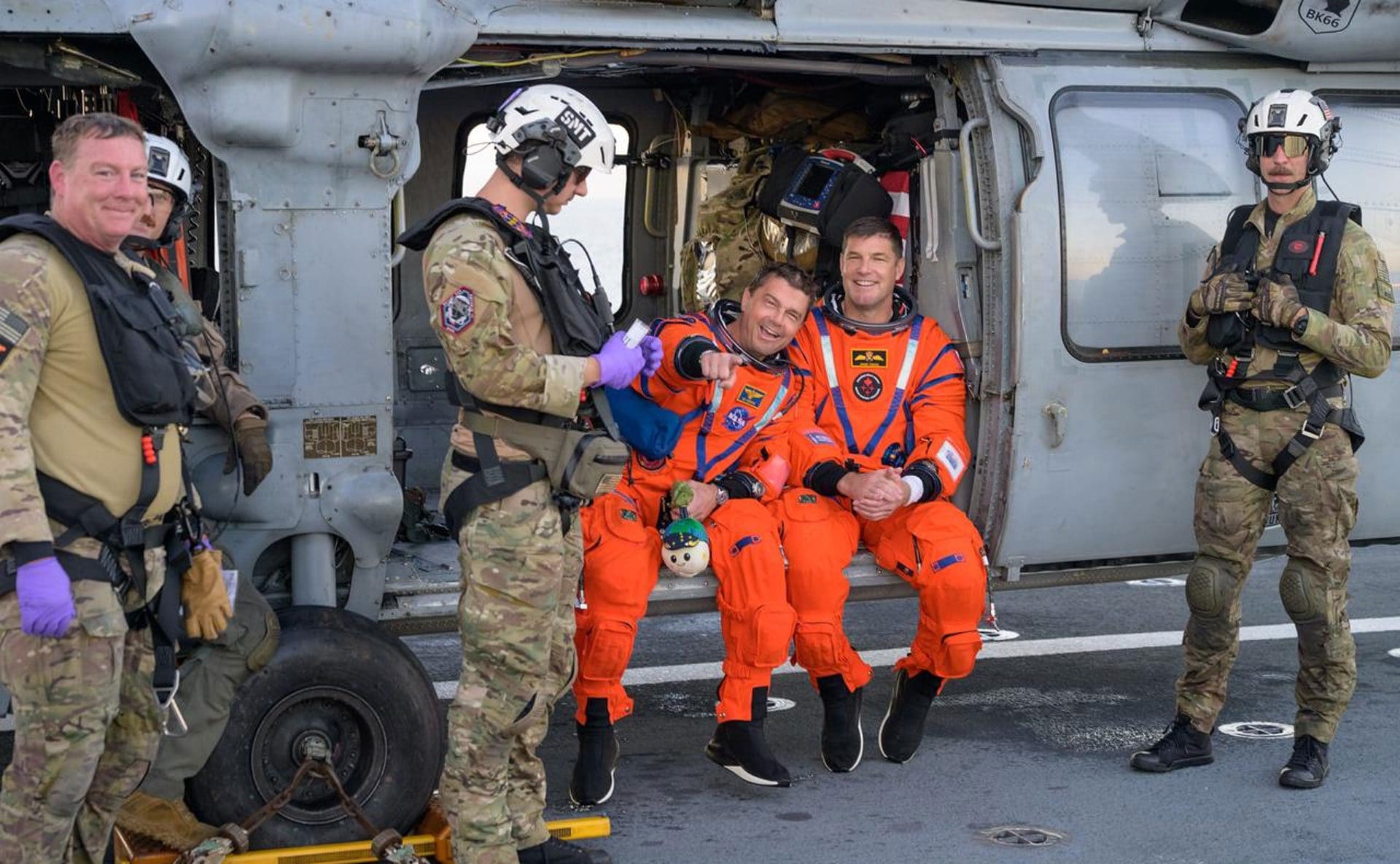 L’astronauta NASA Reid Wiseman, comandante di Artemis II, e Jeremy Hansen dell’Agenzia Spaziale Canadese (CSA) dopo il recupero della missione Artemis II. Credit: NASA