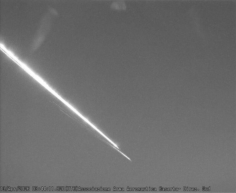 Un’altra immagine del rientro. Credit: Nucleo di Rilevamentodei Fenomeni Luminosi Transitori in Atmosfera – Sezione di Caserta dell’Associazione Arma Aeronautica