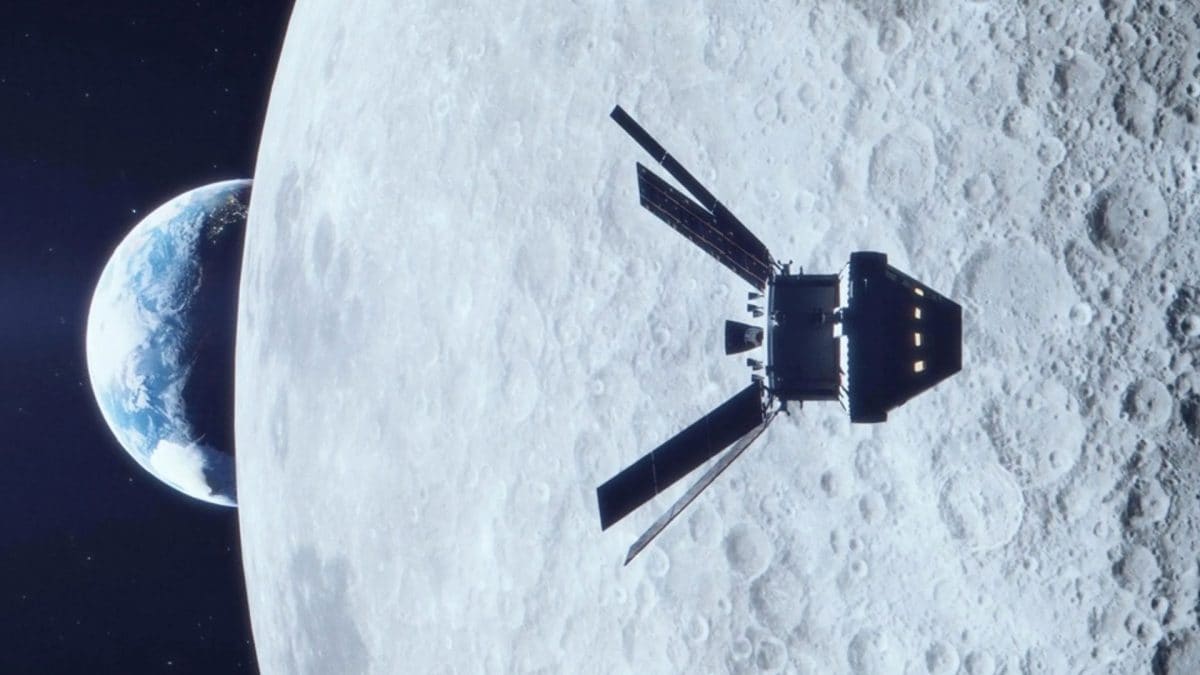 Illustrazione della capsula Orion con pannelli solari dispiegati missione Artemis II verso la Luna