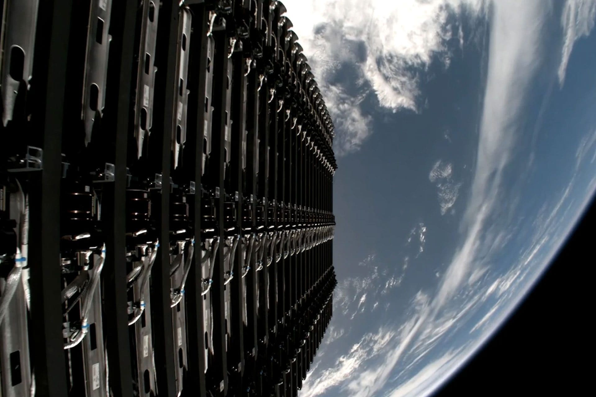 Un altro satellite Starlink è esploso in orbita e SpaceX non sa spiegare il perché