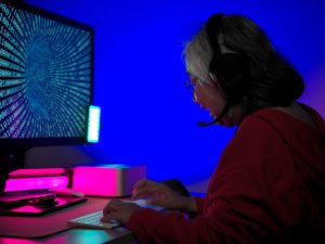 Polizia entra in casa di una 91enne che non risponde al telefono: era troppo impegnata a giocare ai videogame