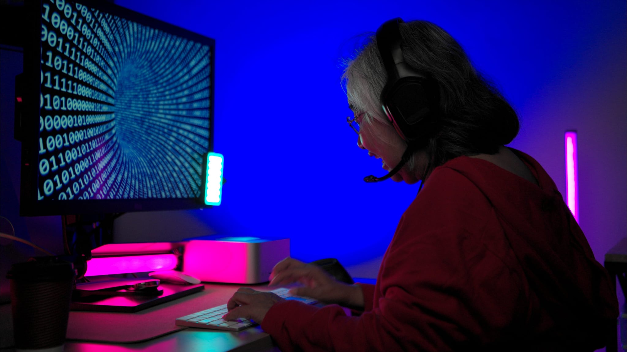 Polizia entra in casa di una 91enne che non risponde al telefono: era troppo impegnata a giocare ai videogame