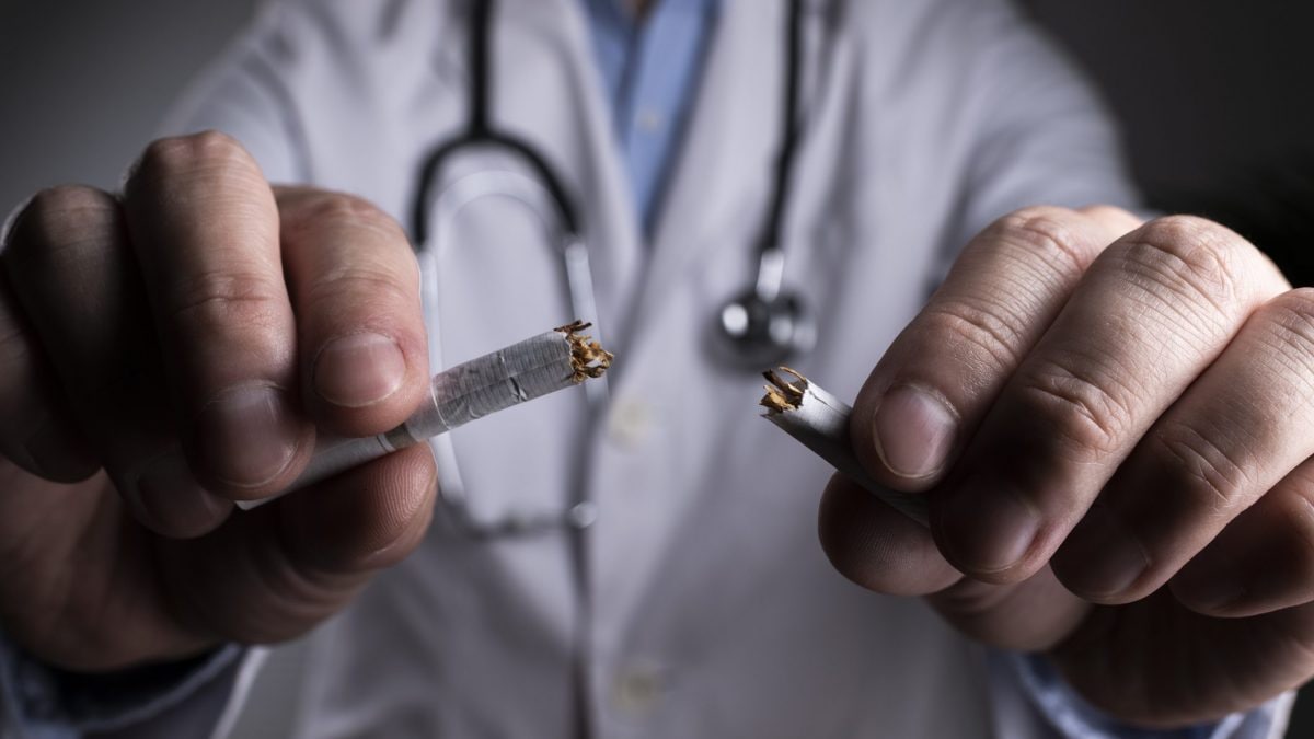 Medico spezza una sigaretta per smettere di fumare, ora disponibile trattamento con citisina rimborsato dal servizio sanitario nazionale