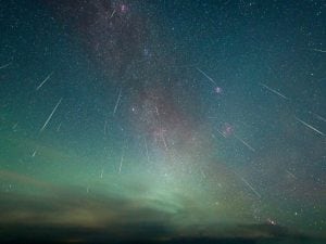 Pioggia di stelle cadenti sull’Italia il 22 aprile: a che ora e come vedere le Liridi