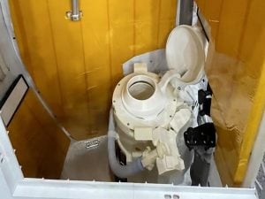 Artemis 2, problemi con la toilette della Orion in viaggio verso la Luna: come funziona il bagno spaziale