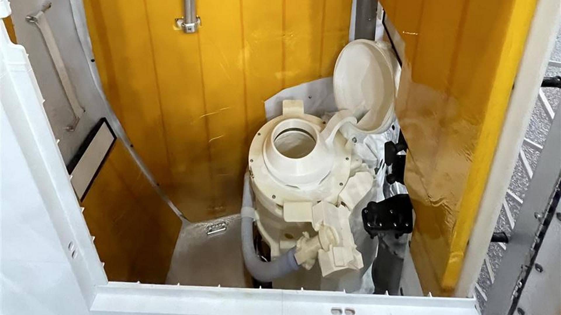 Artemis 2, problemi con la toilette della Orion in viaggio verso la Luna: come funziona il bagno spaziale