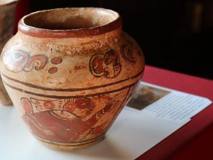 Compra un vaso a 4 dollari, dopo 5 anni scopre che è un antico tesoro Maya: la storia di Anna Lee Dozier