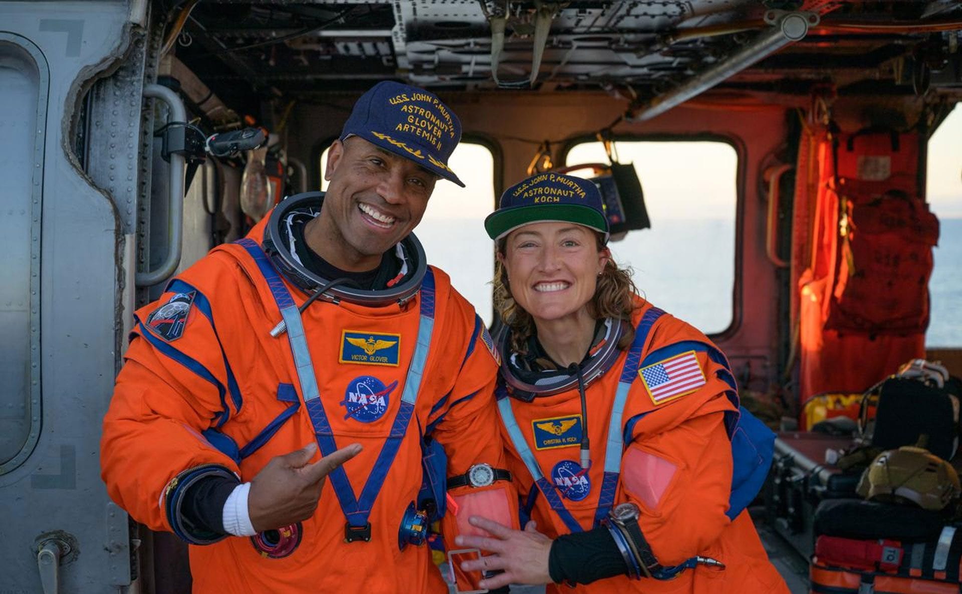 Gli astronauti NASA Victor Glover e Christina Koch dopo il recupero. Credit: NASA