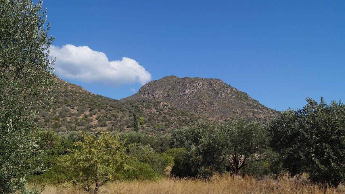 Rilevo vulcanico del complesso di Methana, nel Peloponneso orientale (Grecia), senza eruzioni da oltre 100.000 anni ma ancora attivo in profondità / Credit: Schuppi / Wikimedia Commons (CC BY–SA 4.0)