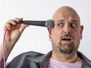 Il comico Omino, punito dai social per una battuta sui preti: “Per il mio lavoro è una condanna definitiva”