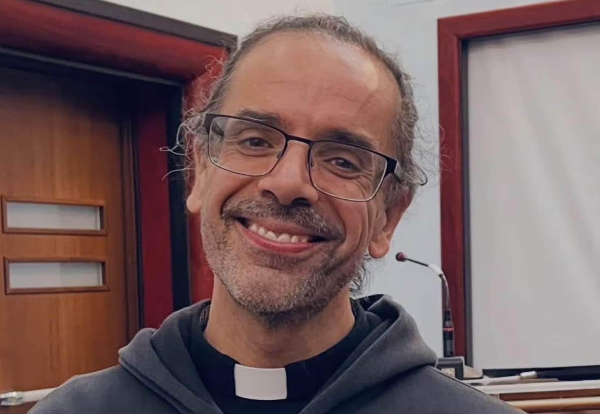 Don Roberto Fiscer lascia la parrocchia: il prete da 800.000 follower avrà un incarico sui social