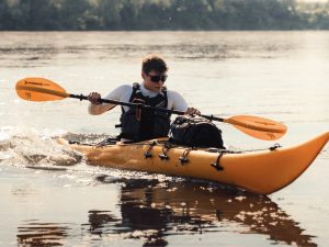 Da Milano a Venezia in kayak, la sfida estrema di Gabriele: “Ho bevuto l’acqua del Po e navigato con la febbre”