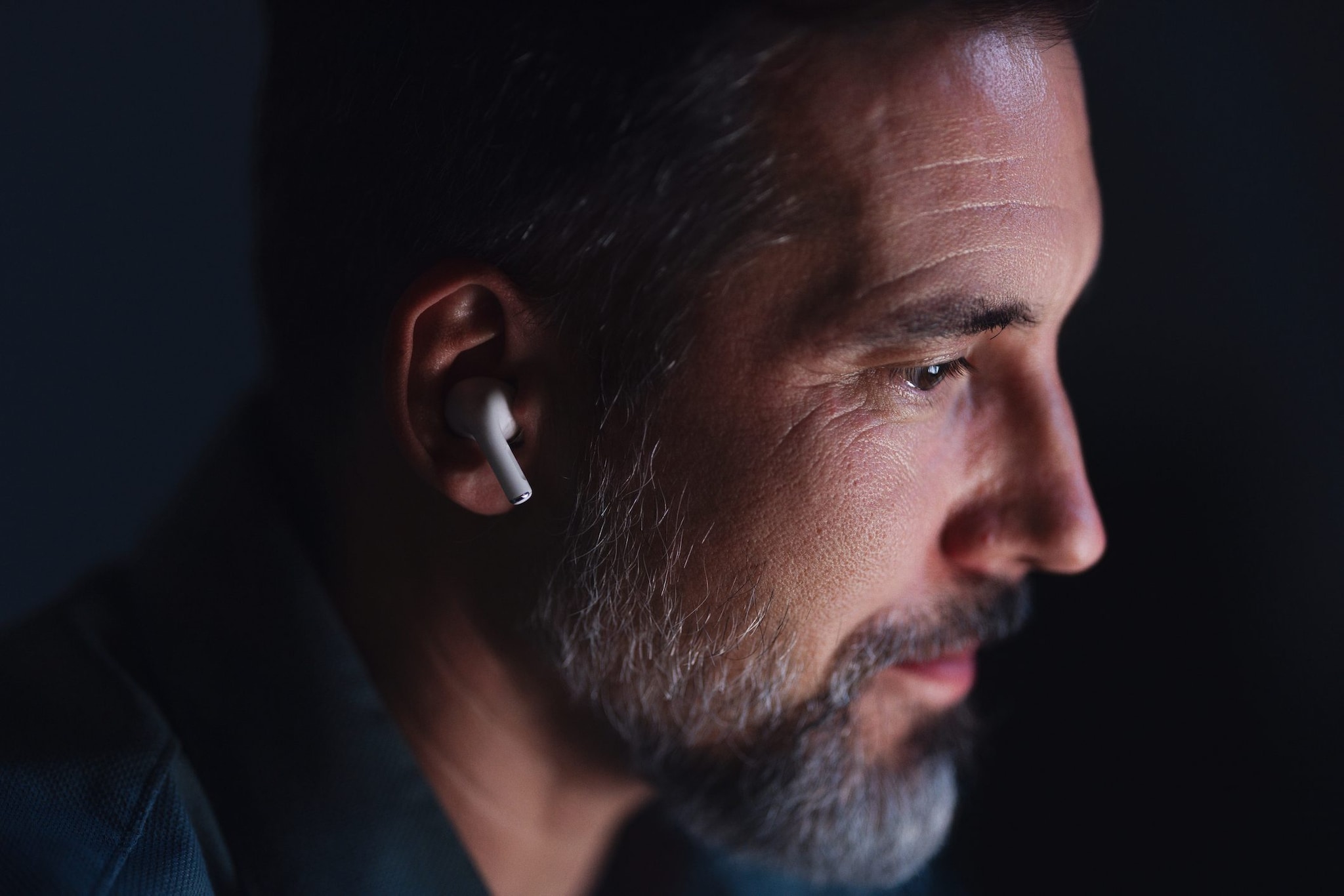 I nuovi Airpods avranno una fotocamera: non filmeranno ma potranno raccogliere dati su tutto ciò che facciamo
