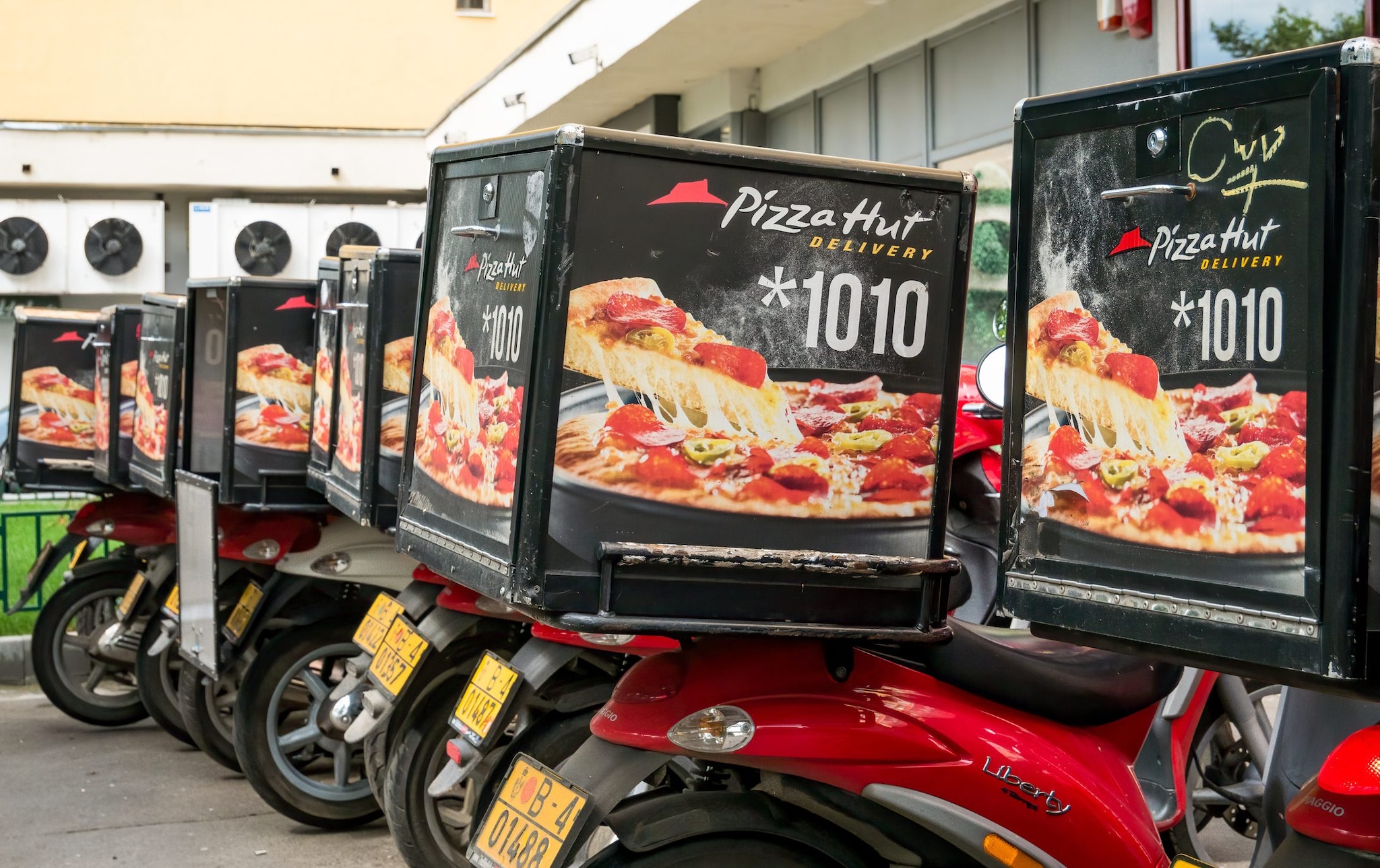 Pizze fredde e ricavi crollati: catena di ristoranti chiede 100 milioni a Pizza Hut per colpa dell'IA