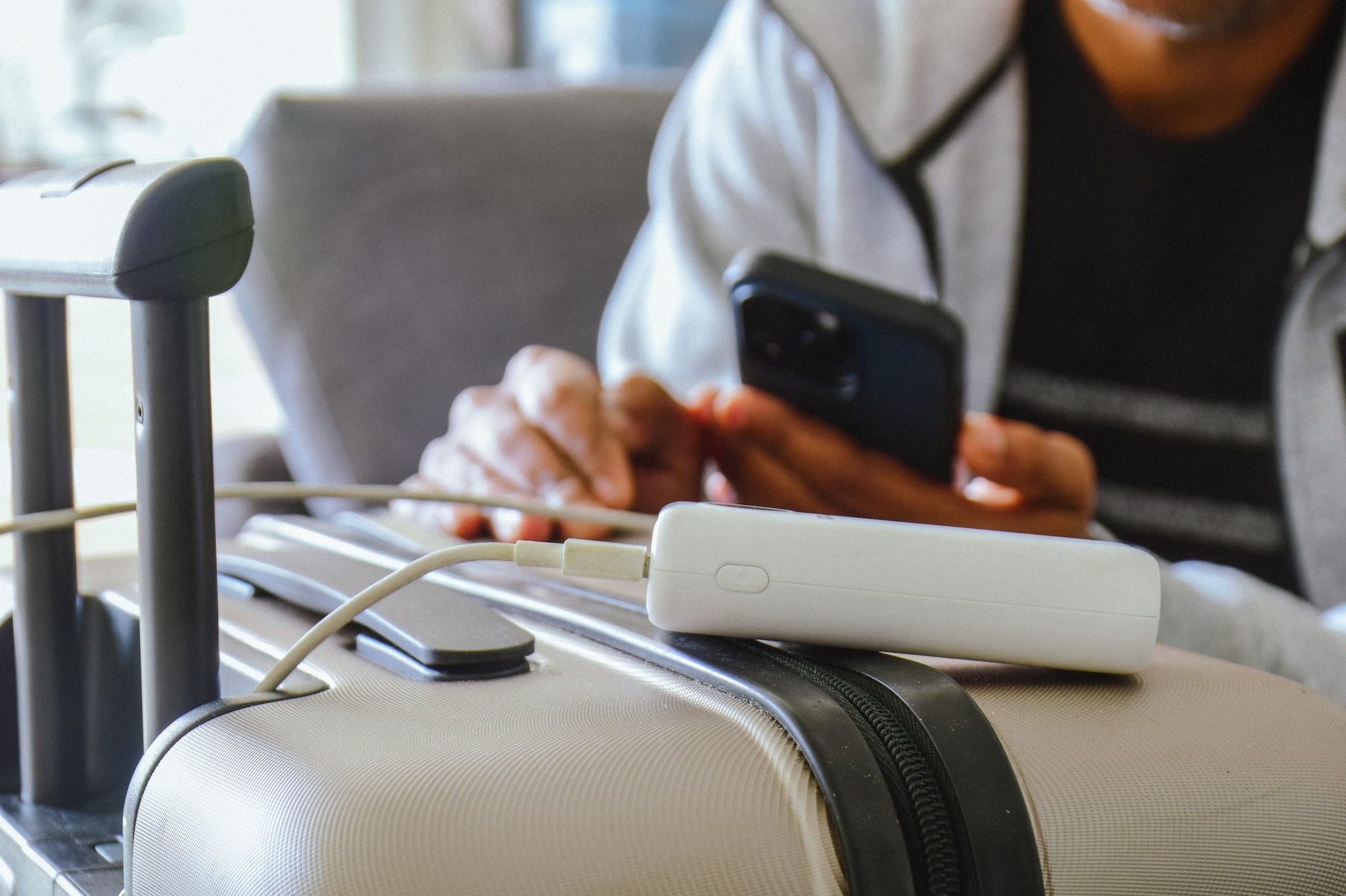 Power bank in stiva costringe aereo all'atterraggio d'urgenza a Roma: il rischio è nelle batterie al litio
