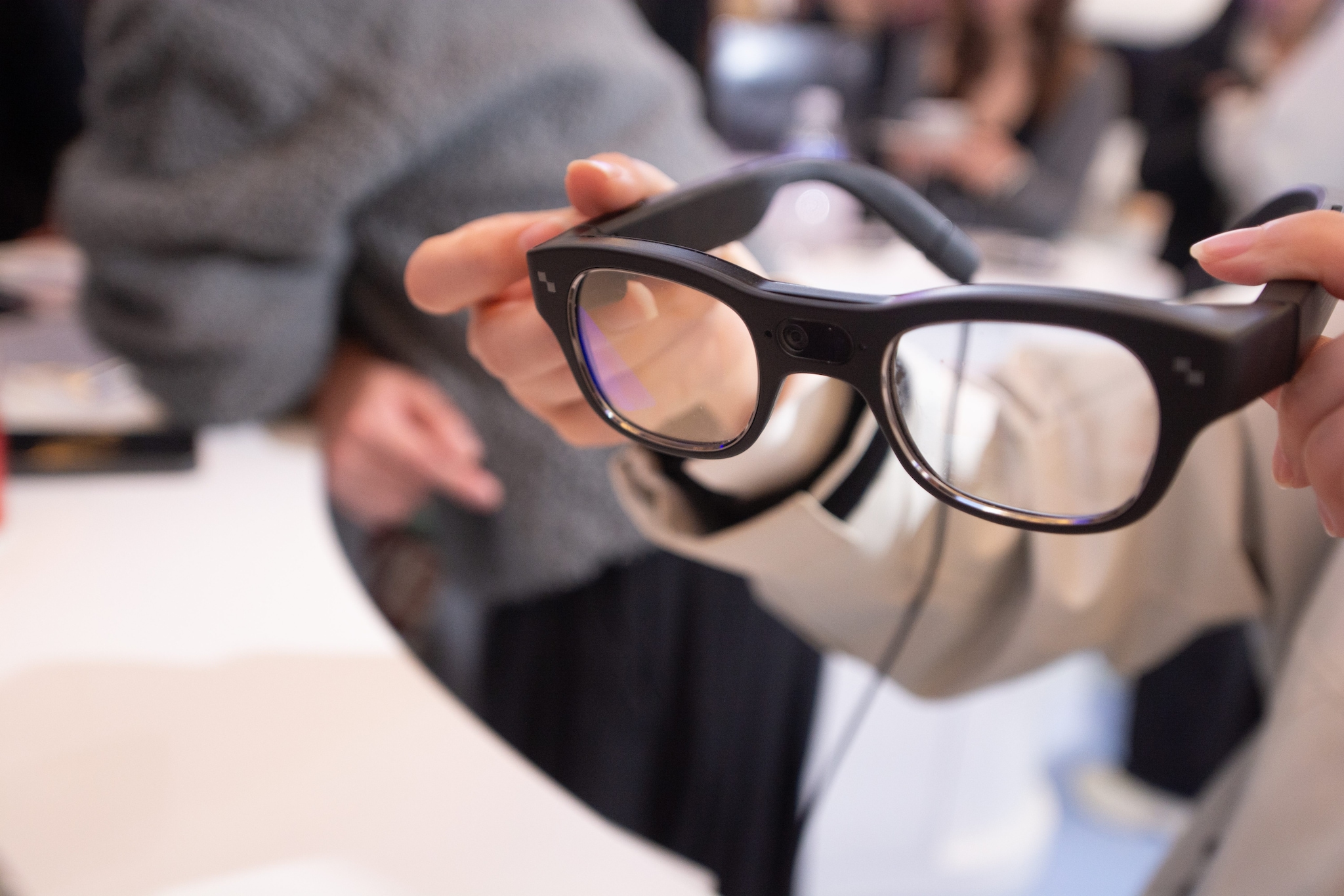 Donna filmata di nascosto con gli smart glass: prima il video finisce sui social, poi arriva il ricatto