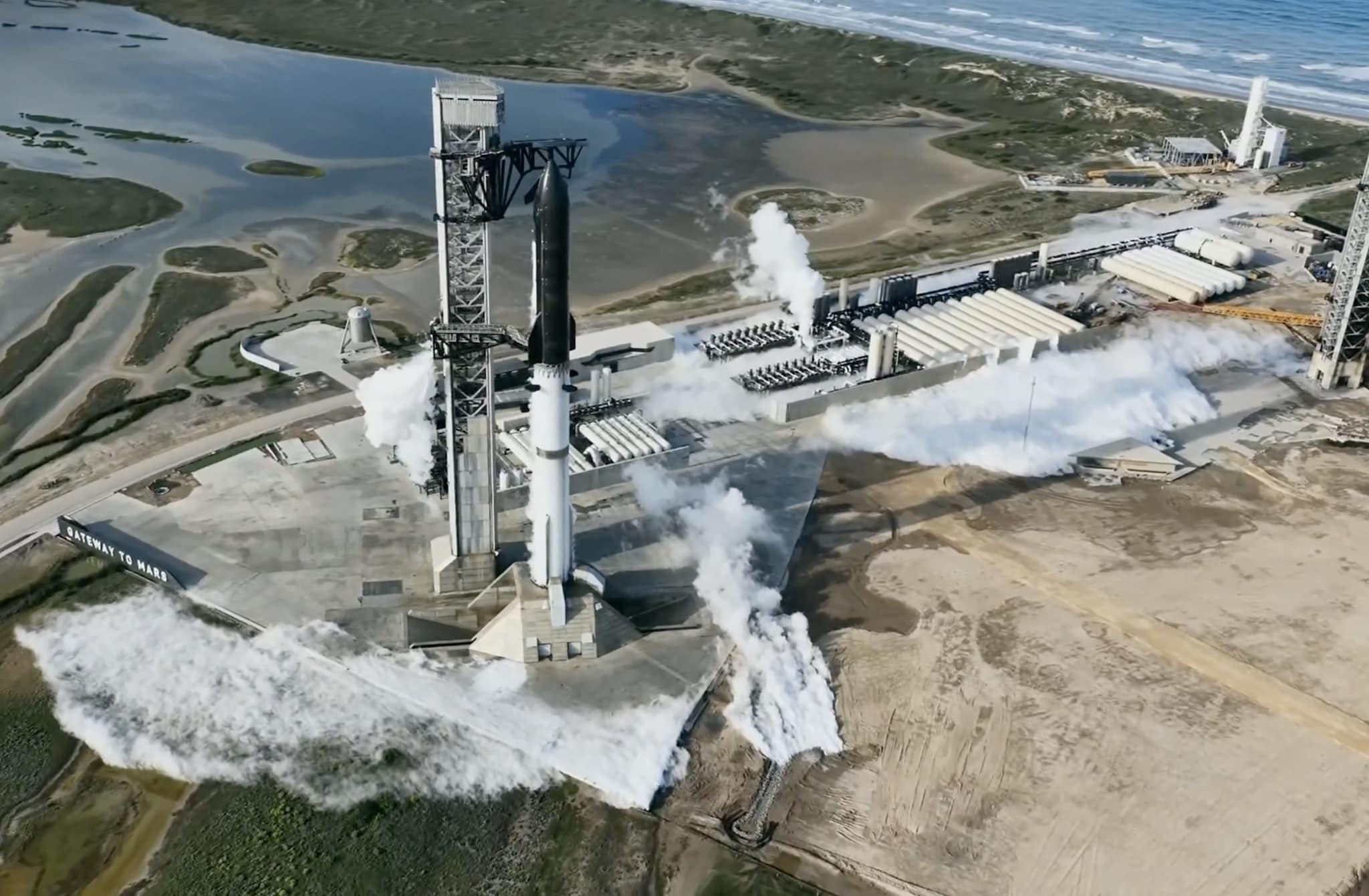 Il nuovo razzo di Musk non parte, Starship V3 si blocca sulla torre di lancio: ipotesi su un altro tentativo