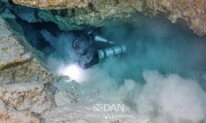 Nella grotta alle Maldive dove sono morti i sub italiani: le immagini e la trappola del sedimento corallino