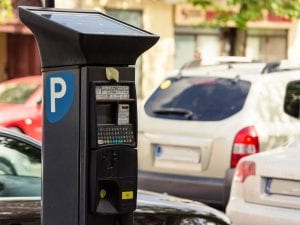 La nuova truffa dei parcheggi che ruba dati e soldi: s’inquadra il QR per pagare la sosta, ma il sito è falso