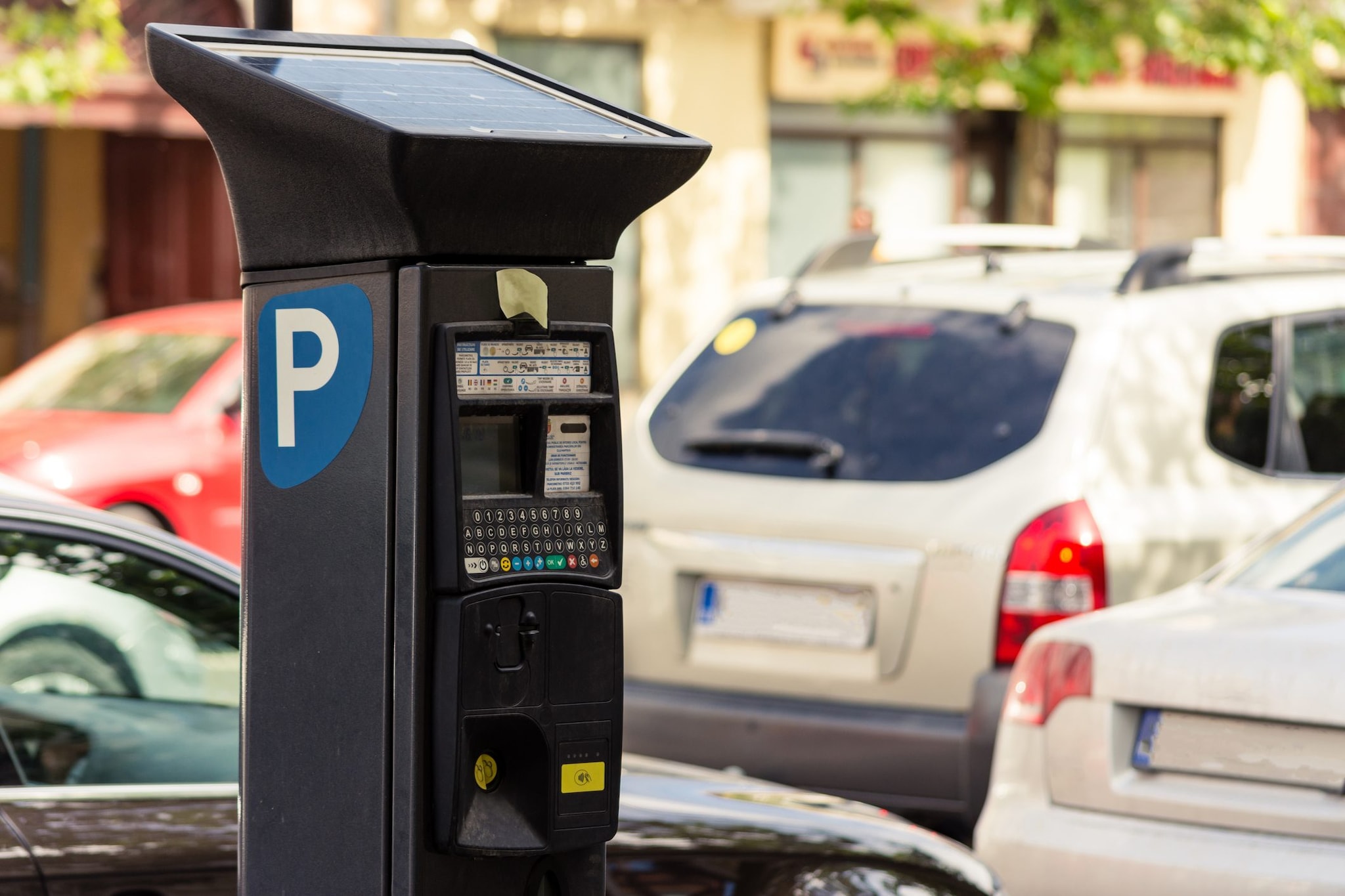 La nuova truffa dei parcheggi che ruba dati e soldi: s'inquadra il QR per pagare la sosta, ma il sito è falso