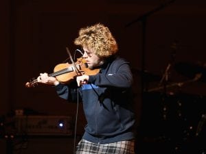 AI Overview lo segnala come molestatore: il musicista MacIsaac chiede 1,5 milioni di dollari a Google