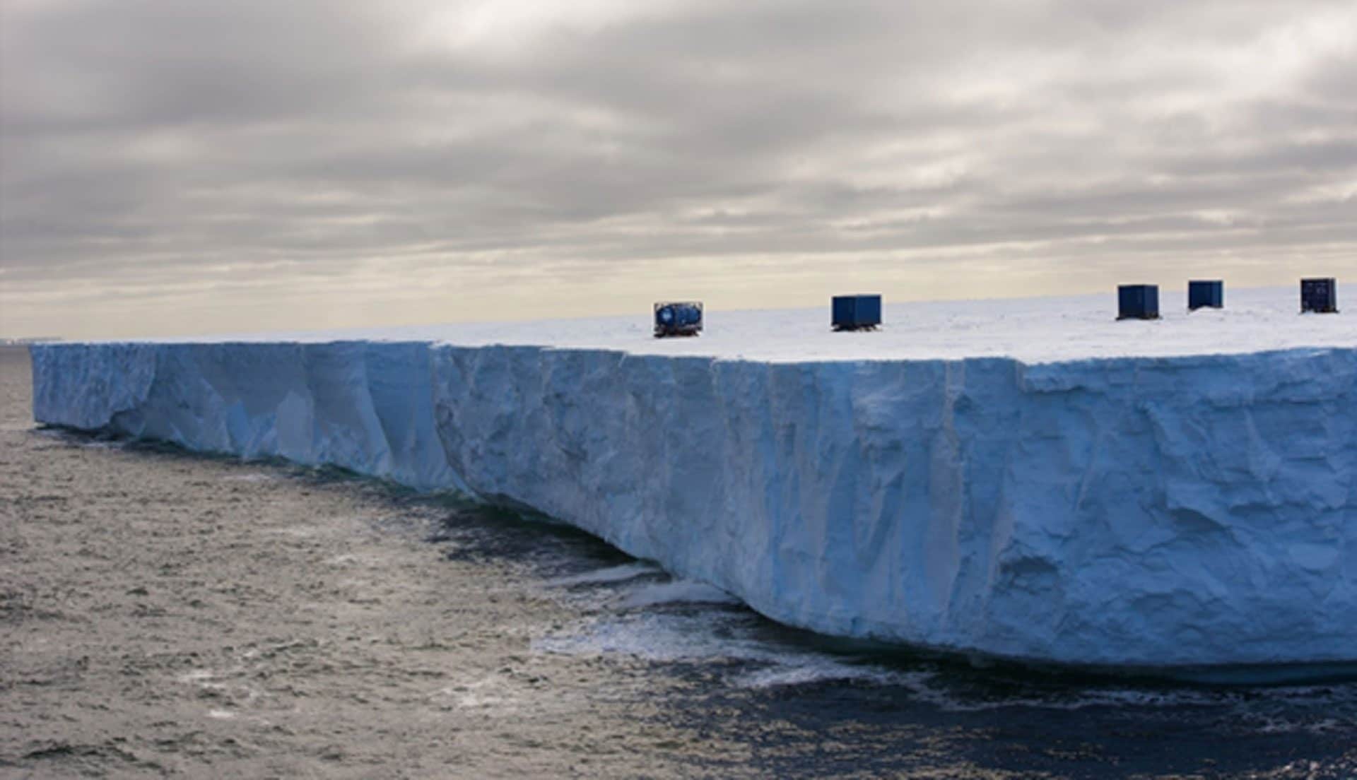 L’iceberg con i container sopra fotografato dalla rompighiaccio Polarstern il 25 gennaio 2026 / Fonte: AWI