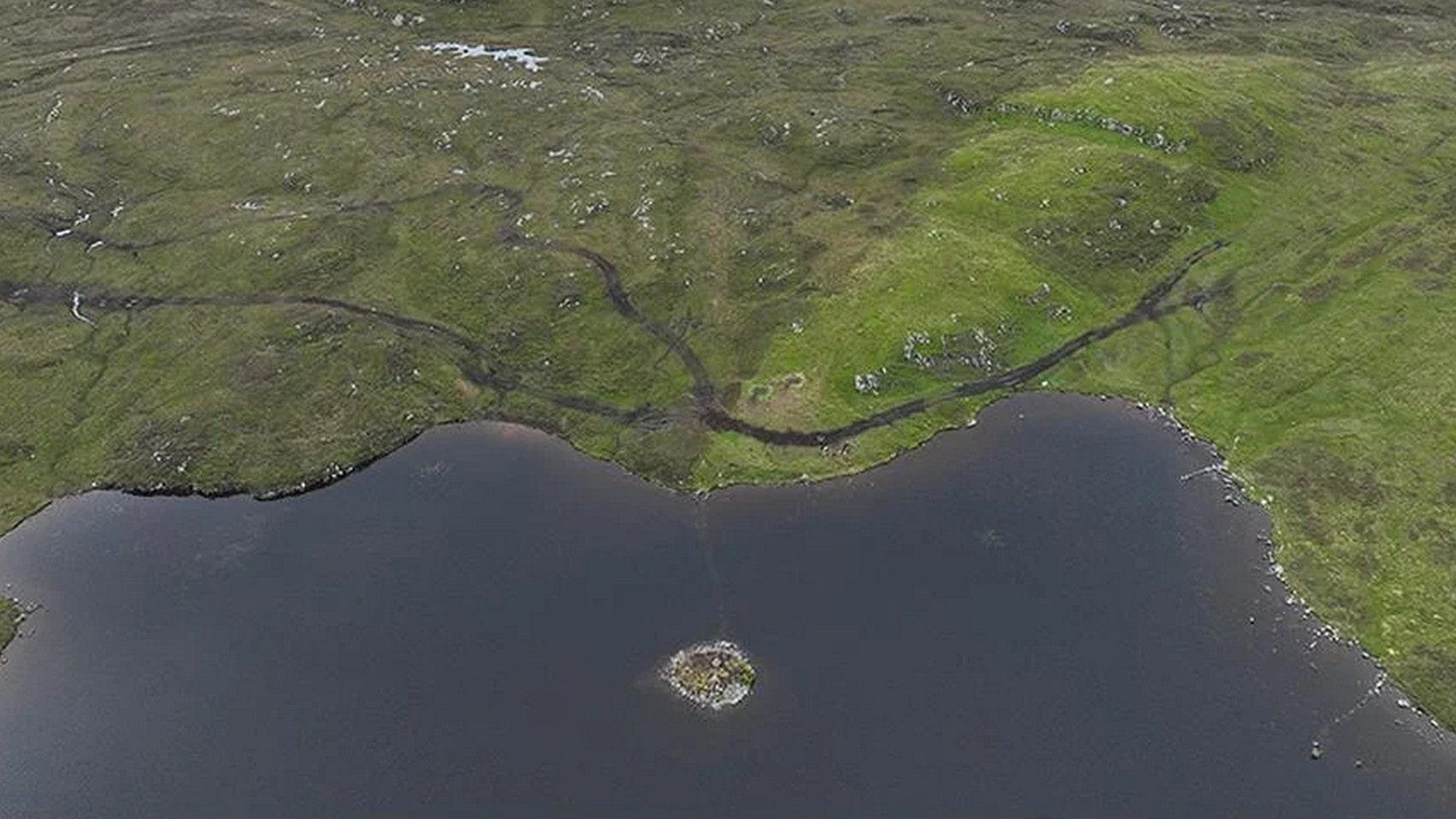 Svelati i segreti di un'isola artificiale scozzese di 5.000 anni: è un crannog realizzato prima di Stonehenge