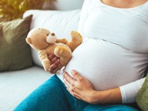 Il coronavirus può infettare le cellule embrionali: “Rischi neurologici per i bambini nati da madri positive”