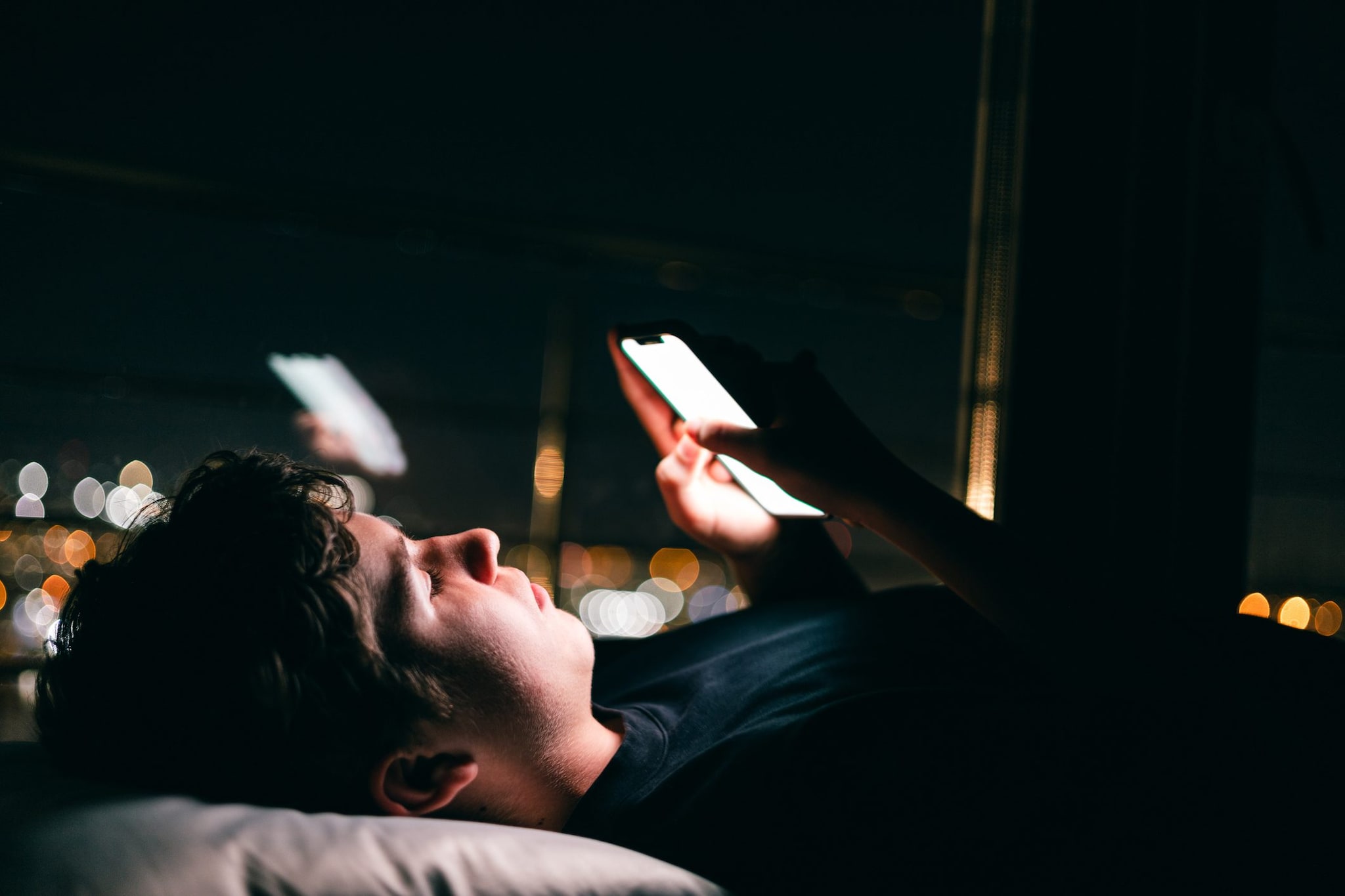 Lo scrolling notturno tra i ragazzi è un problema, lo studio su Jama: "Quasi un'ora di smartphone a notte"