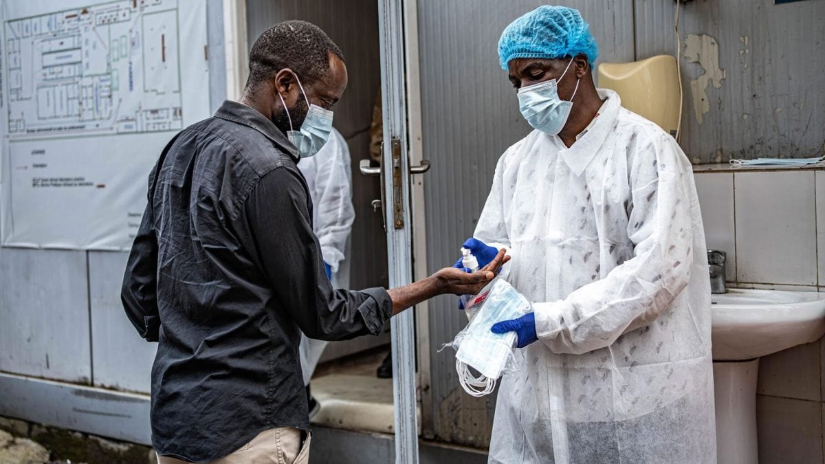 Operatori durante le procedure di controllo sanitario in un centro di risposta all’Ebola. Credit: MSF
