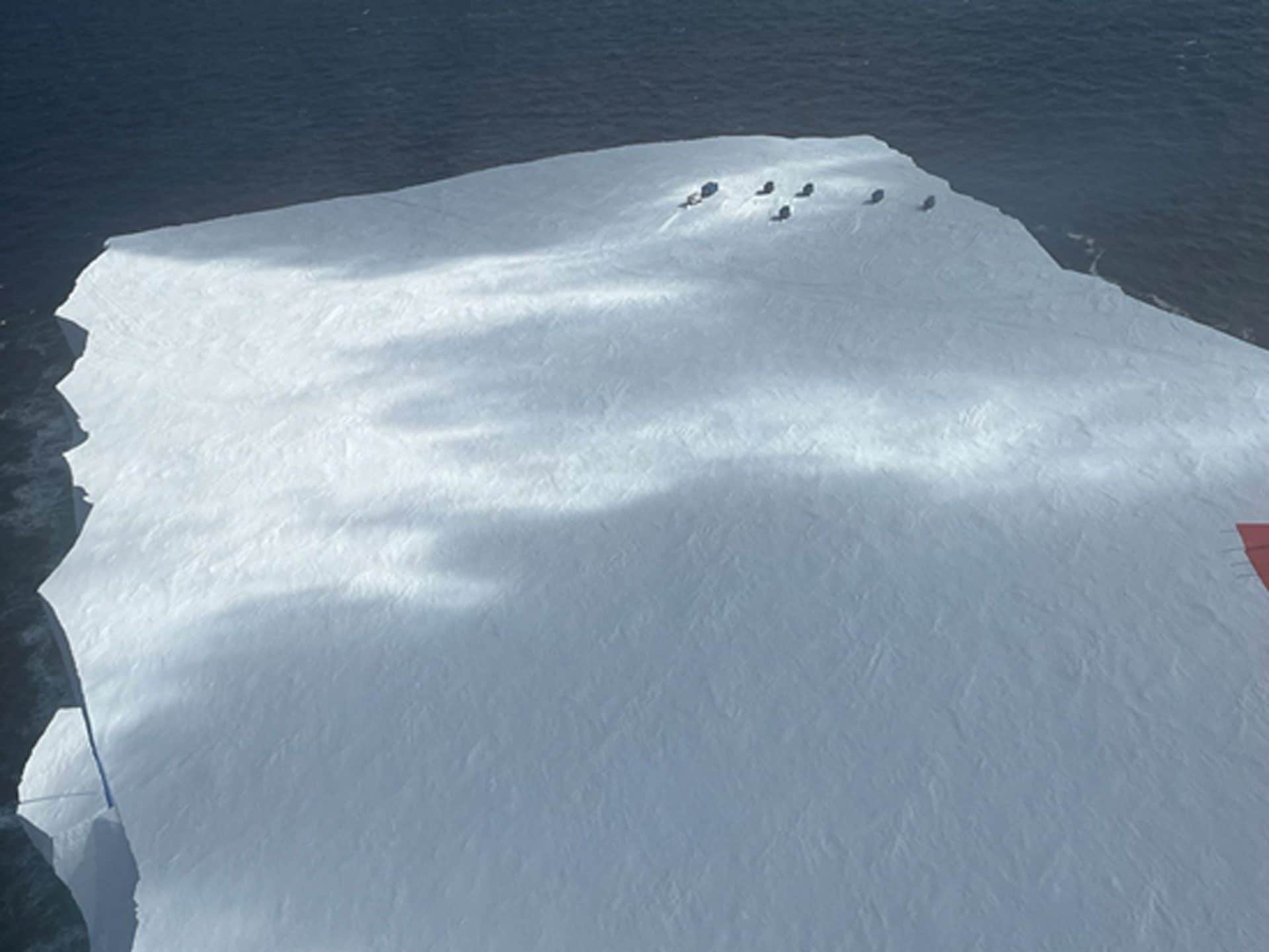 L’iceberg fotografato dall’aereo da ricerca Polar 6, con i container ancora visibili. Fonte: AWI