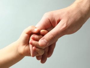 Perché il 90% degli umani è destrimano, svelato il mistero: “Dovuto a cervello e modo di camminare”